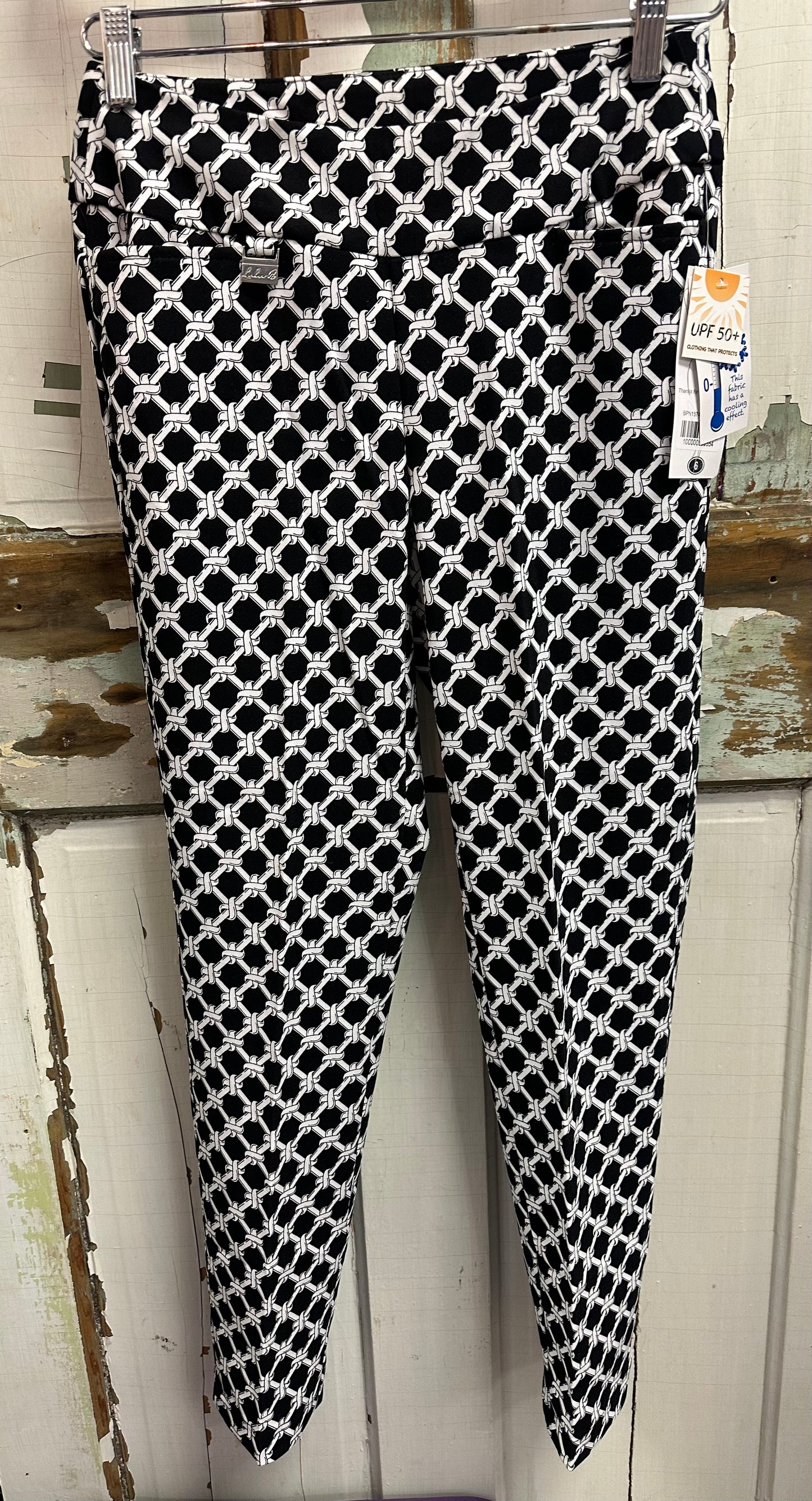 Black & White Capri