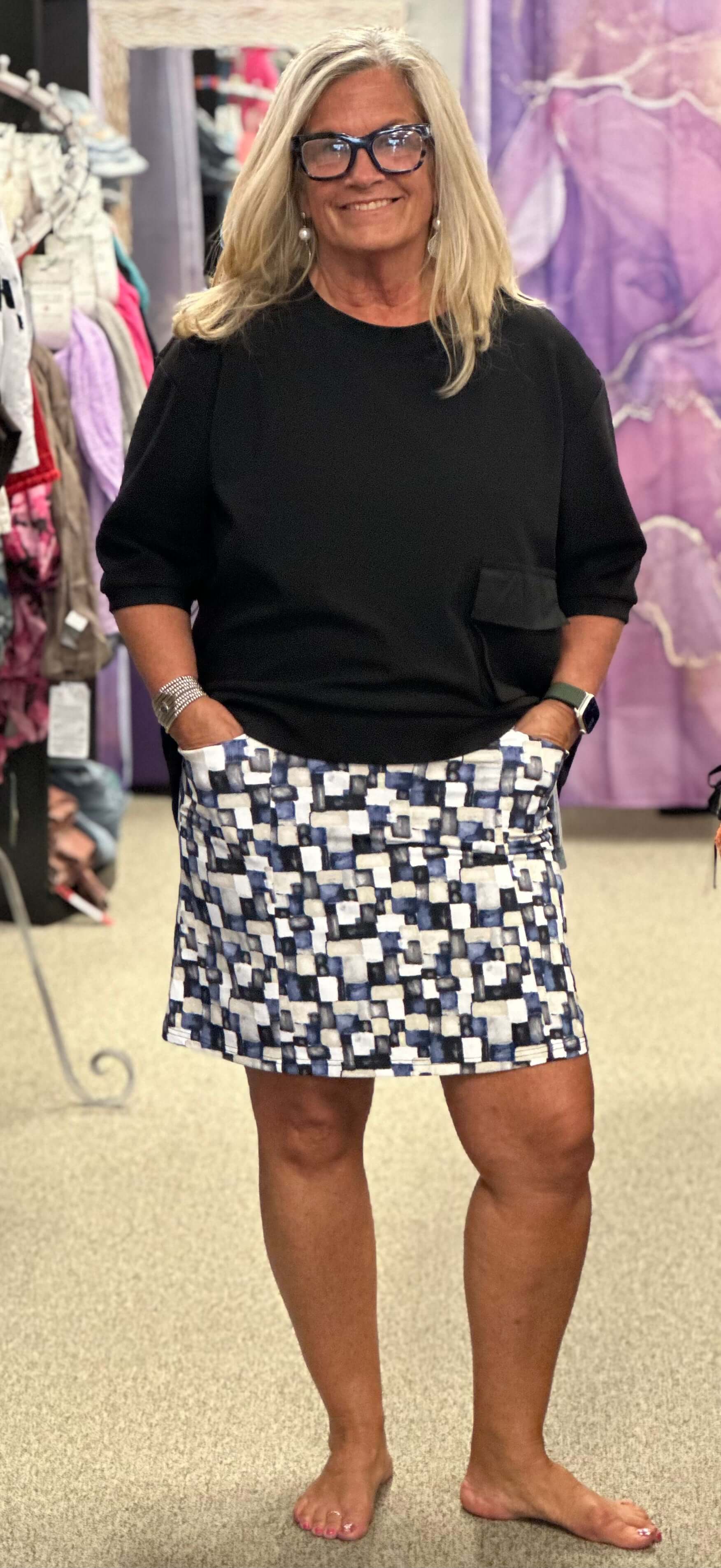 Skorts are so versatile and comfortable. This one has 2 front pockets, UPF50+, the cooling effect and a great pattern of colors.