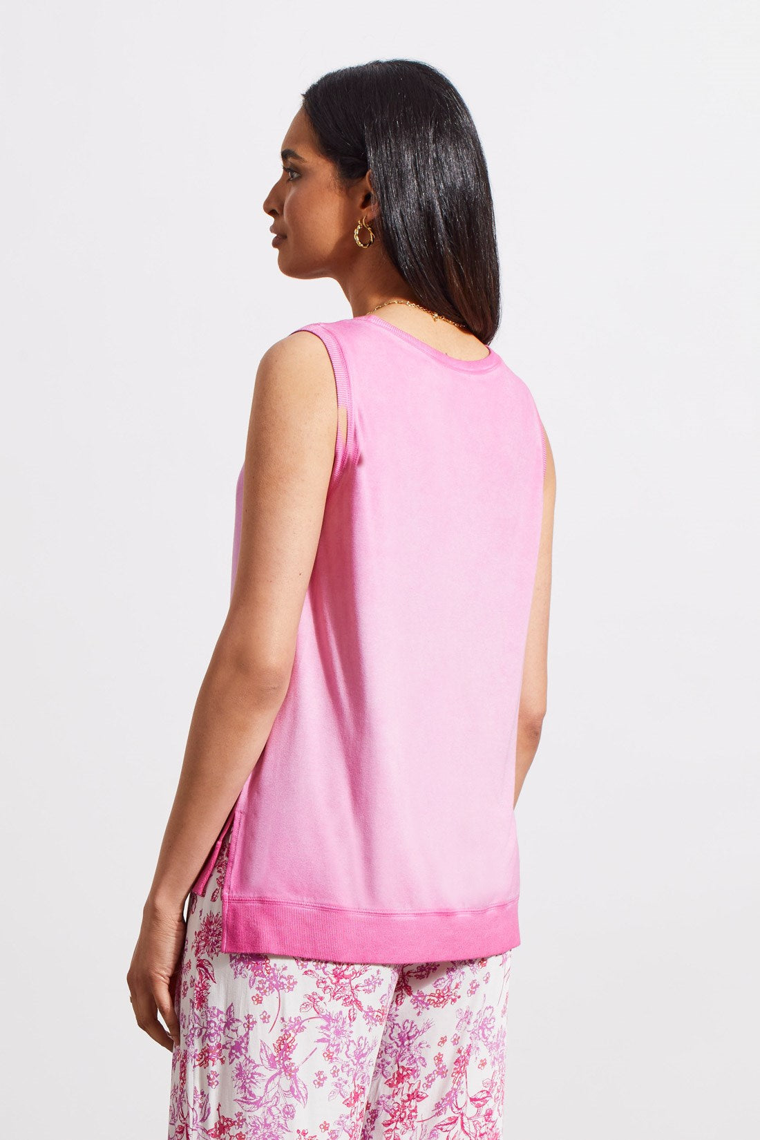 A solid color makes this tank top a wardrobe all-star when it comes to styling options, while the special wash effect gives it a subtle dash of unique flair. We love the sleeveless design, ribbed finishing, and side-slit hem that hangs lower in the back.